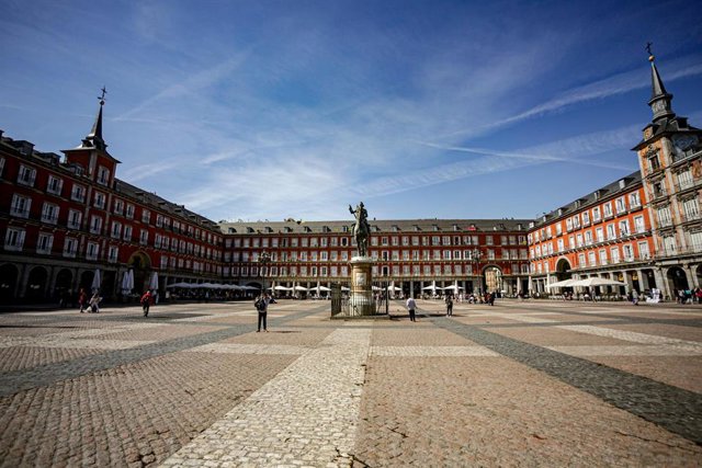 Pocos turistas en la Plaza Mayor de Madrid 