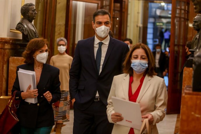 (E-D) La vicepresidenta primera del Govern central, Carmen Calvo; el president, Pedro Sánchez; i la sots-secretria general del PSOE, Adriana Lastra, en una sessió plenria al Congrés. Madrid (Espanya), 29 d'octibre del 2020.