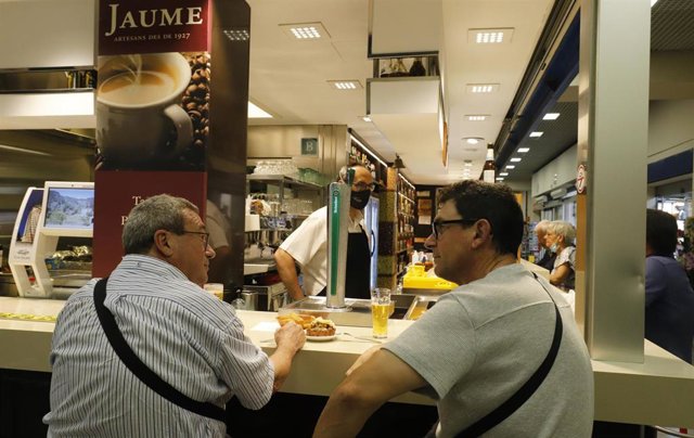 Clientes en un bar en el Mercat de l'Olivar de Palma.