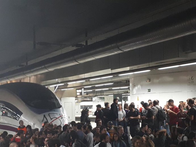 Ave con un '155' escrito y tachado durante una protesta en la estación de Sants durante la huelga del 8N, en la que estudiantes han cortado las vías 