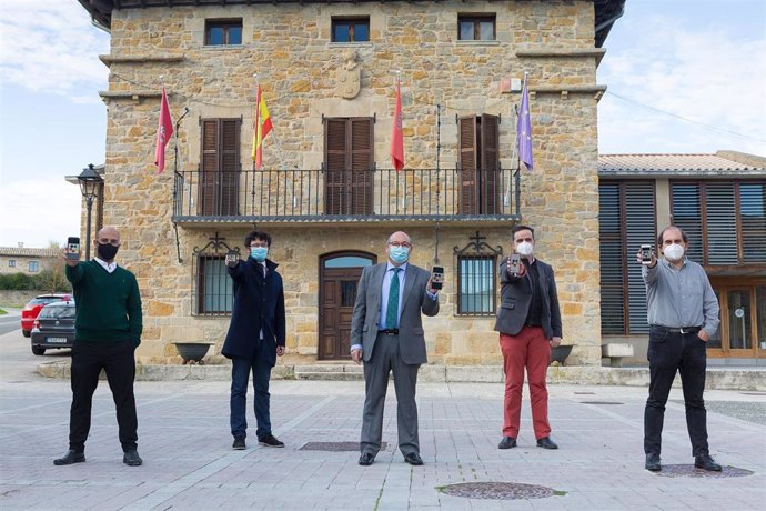 Representantes de la Clínica Universidad de Navarra y la Cendea de Cizur