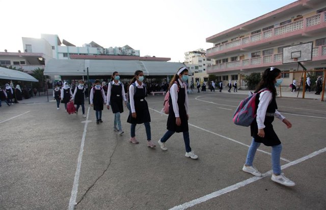 Estudiantes palestinas se dirigen a sus clases en un colegio de Gaza