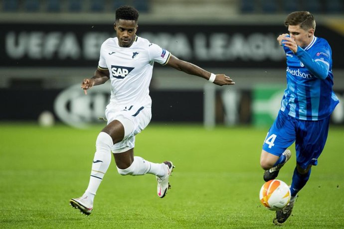 Ryan Sessegnon en un partido del Hoffenheim