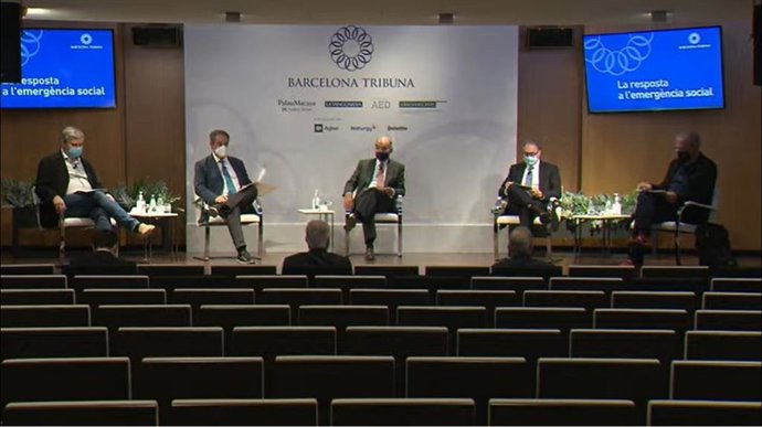 De izquierda a derecha, el director de Critas, Salvador Busquets; el subdirector de 'La Vanguardia, Enric Sierra; el abogado Miquel Roca, el subdirector de la Fundación La Caixa, Marc Simón; y el coordinador general de la Creu Roja, Enric Morist.