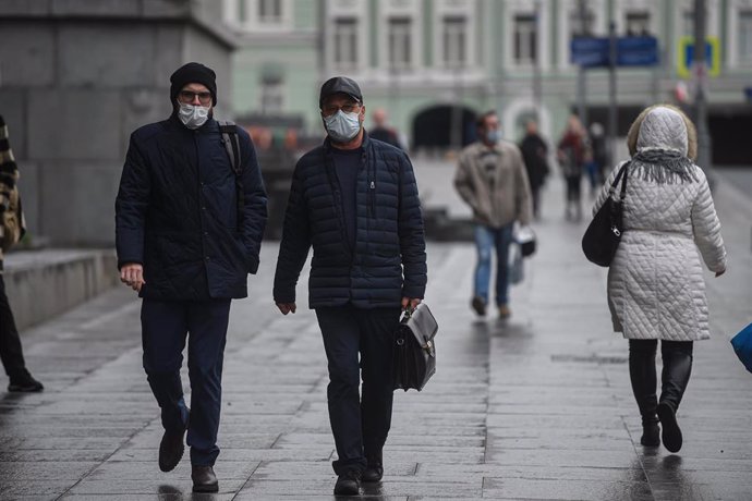 Personas con mascarilla pasean por Moscú