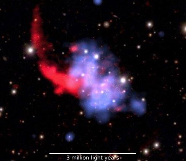 Imagen de un cúmulo distante de galaxias (PSZ2 G091.83 + 26.11) a 7.000 millones de años luz de la Tierra.