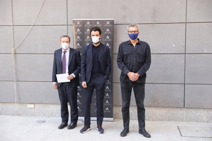 (E-D) El notari Federico Gayaralde Niño; l'actor Javier Rey; i el president de l'Acadmia de les Arts i les Cincies Cinematogrfiques d'Espanya, Mariano Barroso. Madrid (Espanya), 6 d'octubre del 2020.