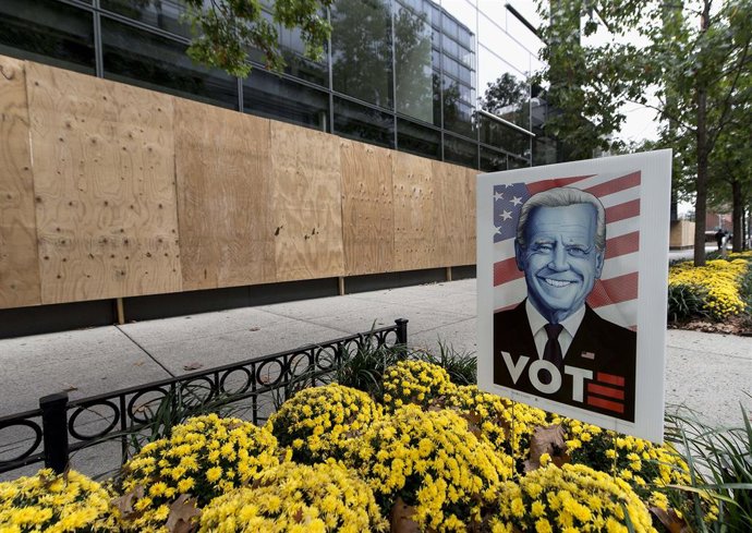 Un aparador protegit amb panells de fusta a Washington de cara a les eleccions
