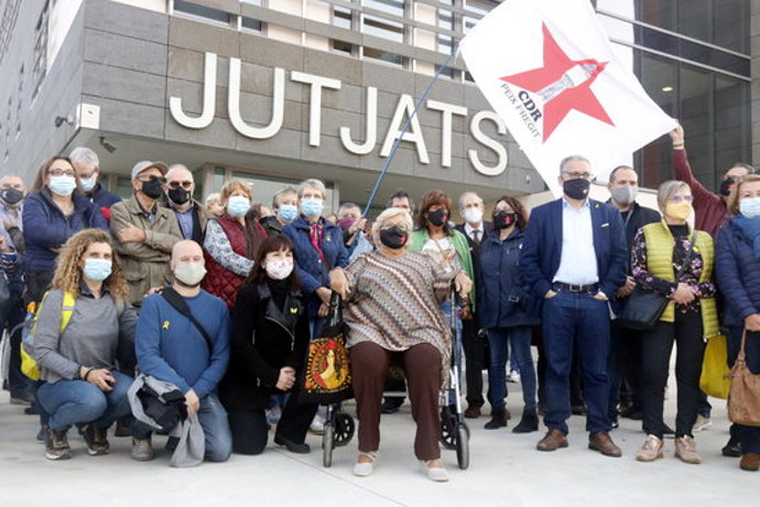 La mestra jubilada de Palafrugell, envoltada per als qui han anat a donar-li suport a les portes dels jutjats de la Bisbal d'Empord aquest 3 de novembre del 2020 (Horitzontal)