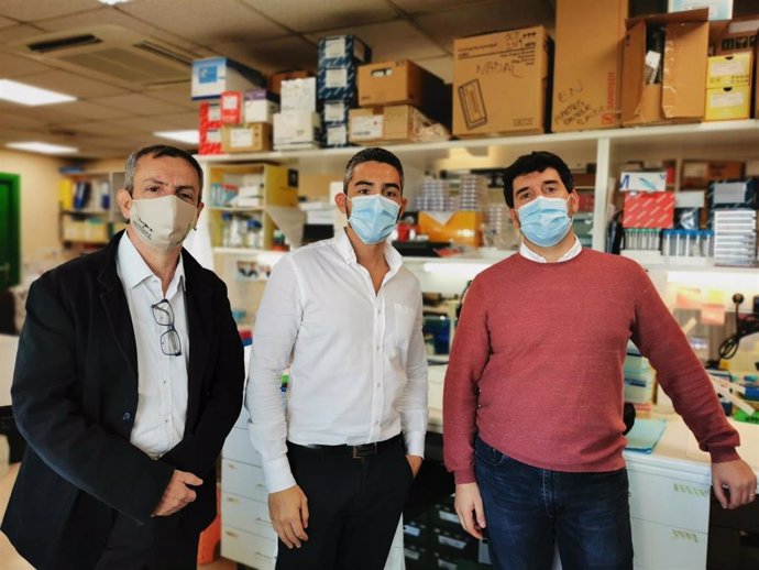 Los doctores Albert Font, Álvaro Aytés y Vicen Ruiz de Porras, coautores del estudio que ha descubierto un mecanismo que puede mejorar la supervivencia de cáncer de próstata avanzado