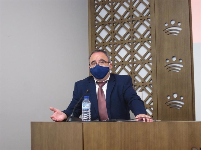 El director general de Turismo, Francisco Martín, en rueda de prensa en Badajoz