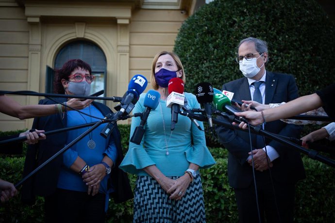 L'expresidenta del Parlament Carme Forcadell (C), al costat de l'expresident de la Generalitat, Quim Torra (D); i l'exconsellera de Treball de la Generalitat Dolors Bassa (E). Barcelona, Catalunya (Espanya), 29 de setembre del 2020.