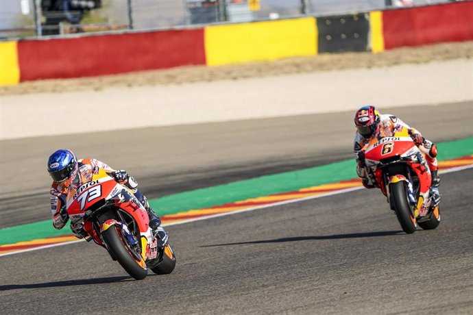 Los pilotos del Repsol Honda Team de MotoGP Álex Márquez y Stefan Bradl, durante el Gran Premio de Aragón en el circuito de MotorLand