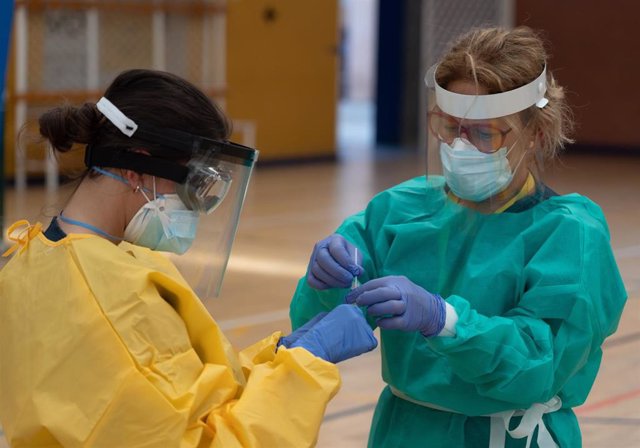 Sanitarios trabajando durante las pruebas de cribado de covid-19 con test de antígenos en el pabellón deportivo de 'El Paraguas'. En Sevilla (Andalucía, España), a 28 de octubre de 2020.
