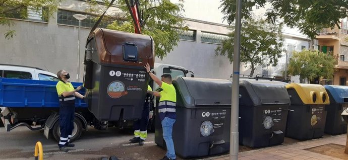 Instalación de contenedores de materia orgánica en Palma.