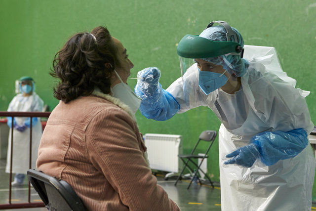 Una mujer es sometida a una prueba PCR en Bizkaia.