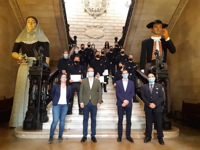 El alcalde y los regidores posan junto con los nuevos bomberos que se incorporan al Cuerpo de Palma, en las escaleras de Cort.