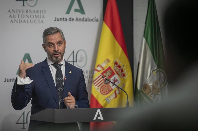 Imagen del consejero de Hacienda, Juan Bravo, en la rueda de prensa del Consejo de Gobierno de 6 octubre.