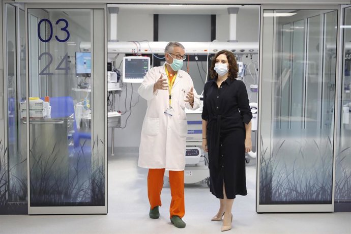 Díaz Ayuso en su visita a la nueva UCI del Gregorio Marañón