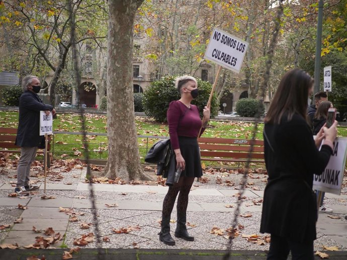 Manifestación por las calles de Pamplona bajo el lema 'Salvemos la hostelería', en Pamplona, Navarra, (España), a 2 de noviembre de 2020. La concentración, convocada por la Asociación Navarra de Pequeña Empresa de Hostelería (ANAPEH), busca dar voz a un