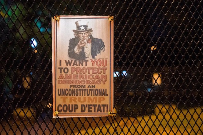 Un cartel advirtiendo en contra de un "golpe de Estado" de Trump en Washington
