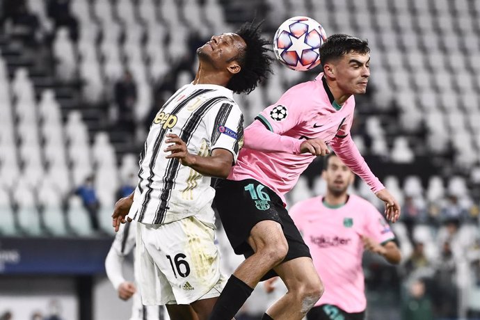 28 October 2020, Italy, Turin: Barcelona's Pedri and Juventus' Juan Cuadrado battle for the ball during the UEFA Champions League Group G soccer match between Juventus and Barcelona at the Allianz Stadium in Turin. Photo: Marco Alpozzi/LaPresse via ZUMA