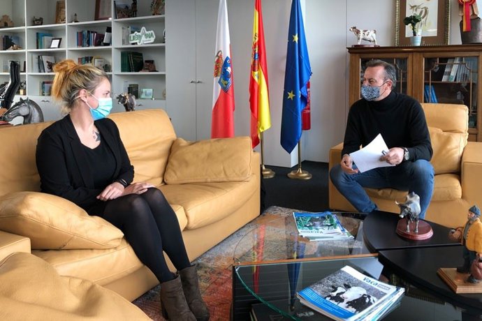 El consejero de Desarrollo Rural, Ganadería, Pesca, Alimentación y Medio Ambiente de Cantabria, Guillermo Blanco, con la alcaldesa del Valle de Villaverde, Esther Gómez