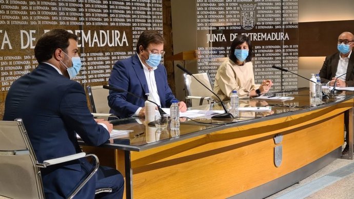 El presidente de la Junta de Extremadura, Guillermo Fernández Vara, y representantes del sector de autónomos en la región en la firma del Plan de Autónomos 2020-2023