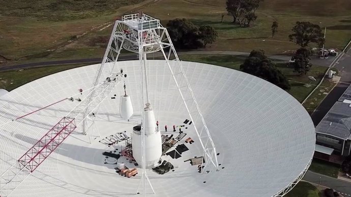 Los equipos realizan actualizaciones y reparaciones críticas en la antena de radio de 70 metros de ancho (230 pies de ancho) Deep Space Station 43 en Canberra, Australia.