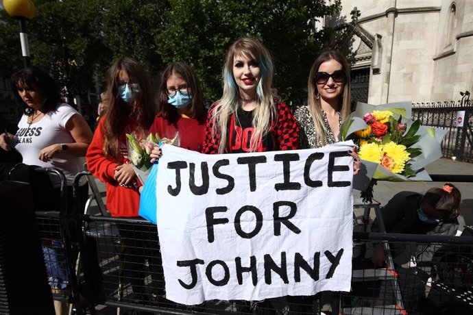 28 July 2020, England, London: Fans of USactor Johnny Depp hold a sign outside the High Court for the final day of hearings in his libel case against the publishers of The Sun and its executive editor, Dan Wootton. Photo: Yui Mok/PA Wire/dpa