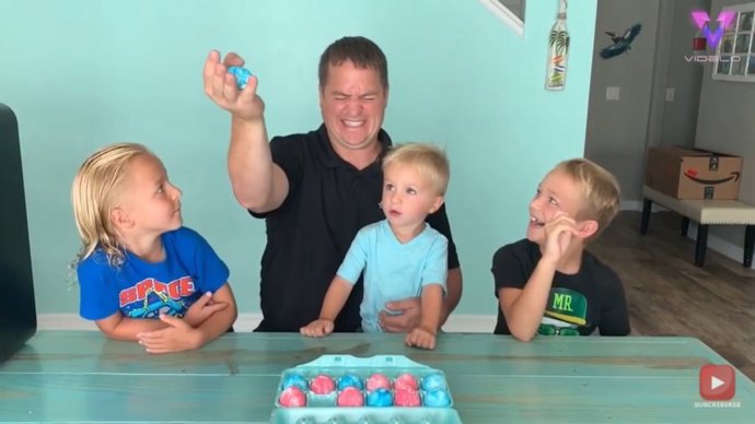 Ashton McGillen, de Florida, decidió jugar con su marido y sus tres hijos a la ruleta de los huevos