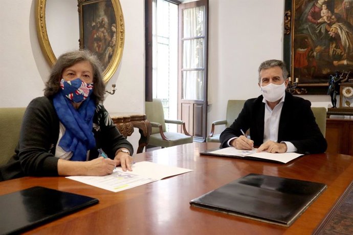 El presidente del Instituto Provincial de Bienestar Social (IPBS), Francisco Ángel Sánchez, y la presidenta de Unicef Comité Andalucía, Claudia Zafra, durante la firma