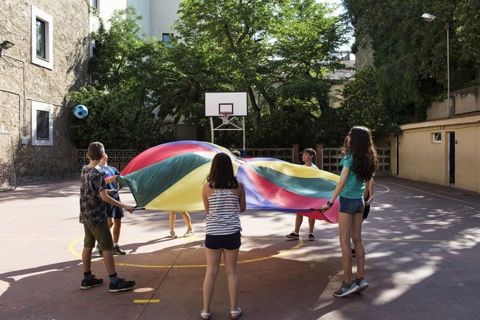 Niños jugando en el patio de la escuela