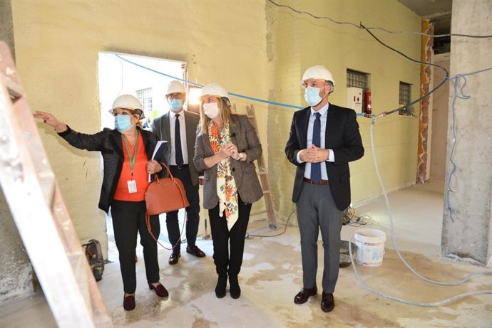 La conssejera de Fomento, Infraestructuras y Ordenación del Territorio, Marifrán Carazo, visita las obras en el centro de salud de Ogíjares (Granada)