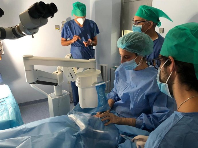 Oftalmólogos del Virgen del Rocío incian una técnica para tratar el queratocono