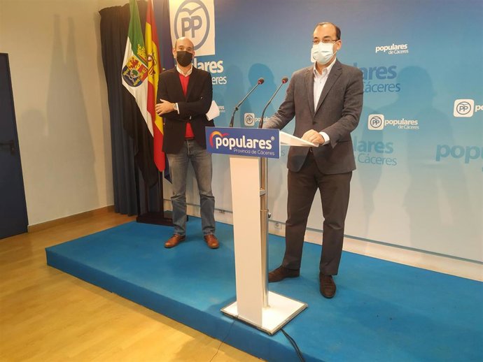 El portavoz del Ayuntamiento de Cáceres y el de la Diputación Provincial en una rueda de prensa conjunta
