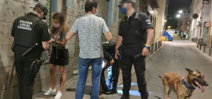 Una pareja de agentes de la Policía Local de Santa Cruz de Tenerife durante el dispositivo establecido con motivo de la celebración de Halloween