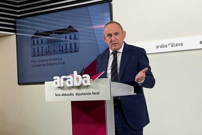 El diputado general de Álava, Ramiro González, en rueda de prensa