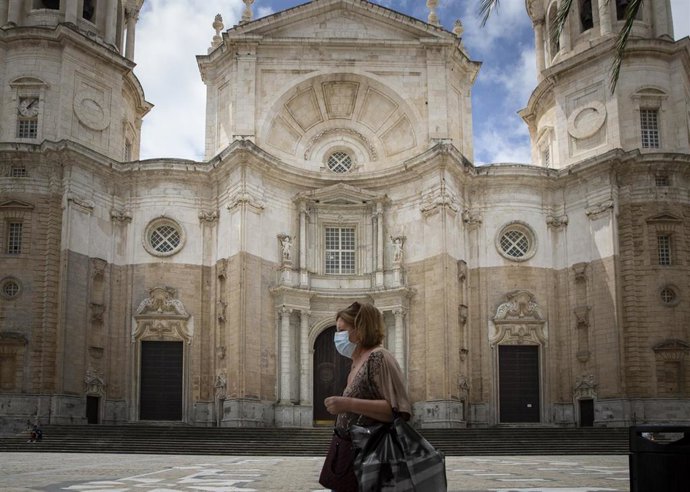 Fachada principal de la Catedral de la Santa Cruz de Cádiz (Andalucía, España), a 09 de junio de 2020.