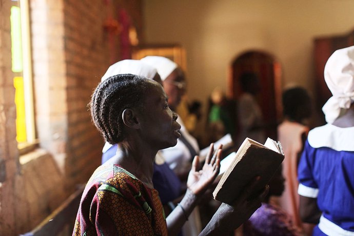 Una mujer reza en una iglesia de Sudán
