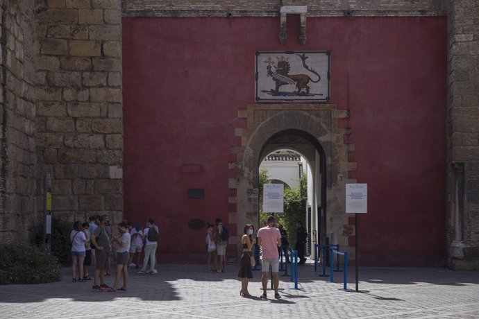 Afluencia de turistas y visitantes en la entrada al Real Alcázar