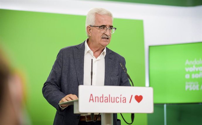 El portavoz adjunto del PSOE-A, Manuel Jiménez Barrios, en rueda de prensa (Foto de archivo).