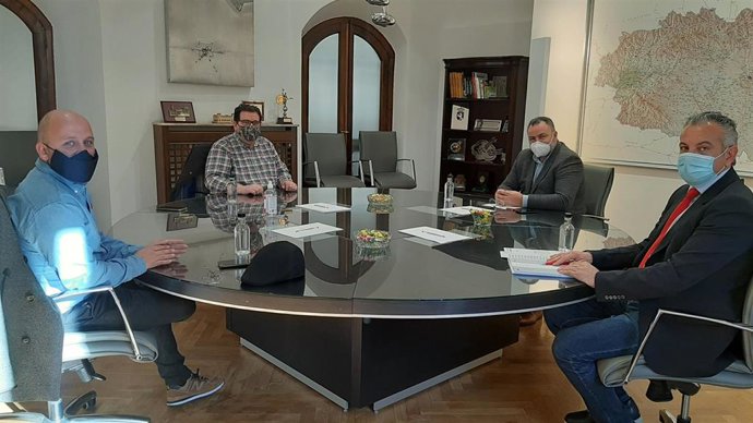 Eduardo Morán durante el encuentro en el Palacio de los Guzmanes con el responsable del centro coordinador de transporte sanitario no urgente de León.