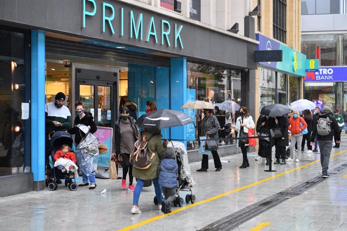 23 October 2020, Wales, Cardiff: Shoppers walk outside a busy Primark on Queen Street. Wales will enter a two-week "firebreak" lockdown in an attempt to protect the country's NHS from being overwhelmed by the resurgence of coronavirus. Photo: Ben Bircha