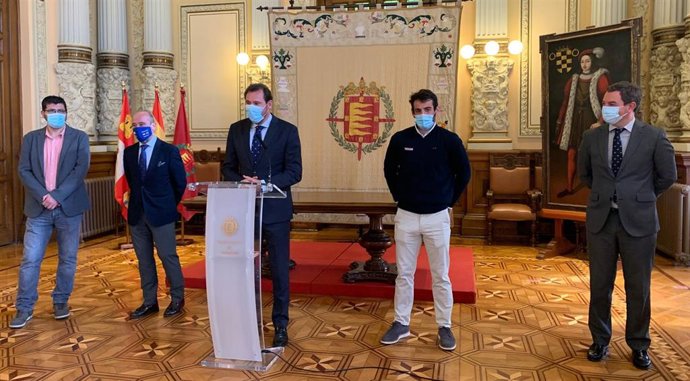 Recepción del alcalde de Valladolid a una representación de la plantilla del VRAC.