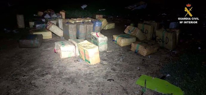 Fardos de hachís intervenidos por la Guardia Civil.