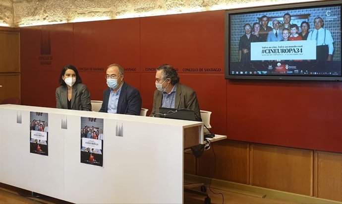 La concejala de Acción Cultural, Mercedes Rosón, el alcalde de Santiago, Xosé Sánchez Bugallo, y el director del festival 'Cineuropa', José Luis Losa, presentan la 34 edición del evento.