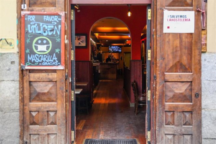 Ambiente en un bar de la capital tras caer el estado de alarma.