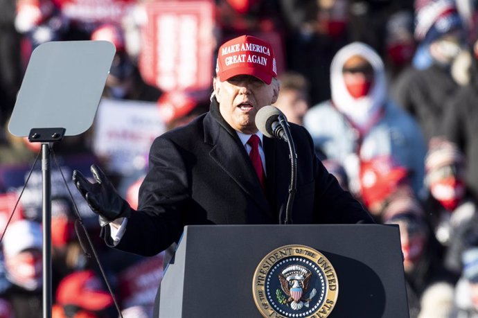 02 November 2020, US, Avoca: USPresident Donald Trump holds a Make America Great Again rally at the Wilkes-Barre Scranton International Airport as part of his Republican campaign ahead of the US presidential election. Photo: Michael Brochstein/ZUMA Wir