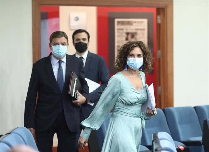 La ministra portavoz y de Hacienda, María Jesús Montero, el ministro de Consumo, Alberto Garzón, y el ministro de Agricultura, Pesca y Alimentación, Luis Planas, llegan a la rueda de prensa posterior al Consejo de Ministros en Moncloa, Madrid (España), 